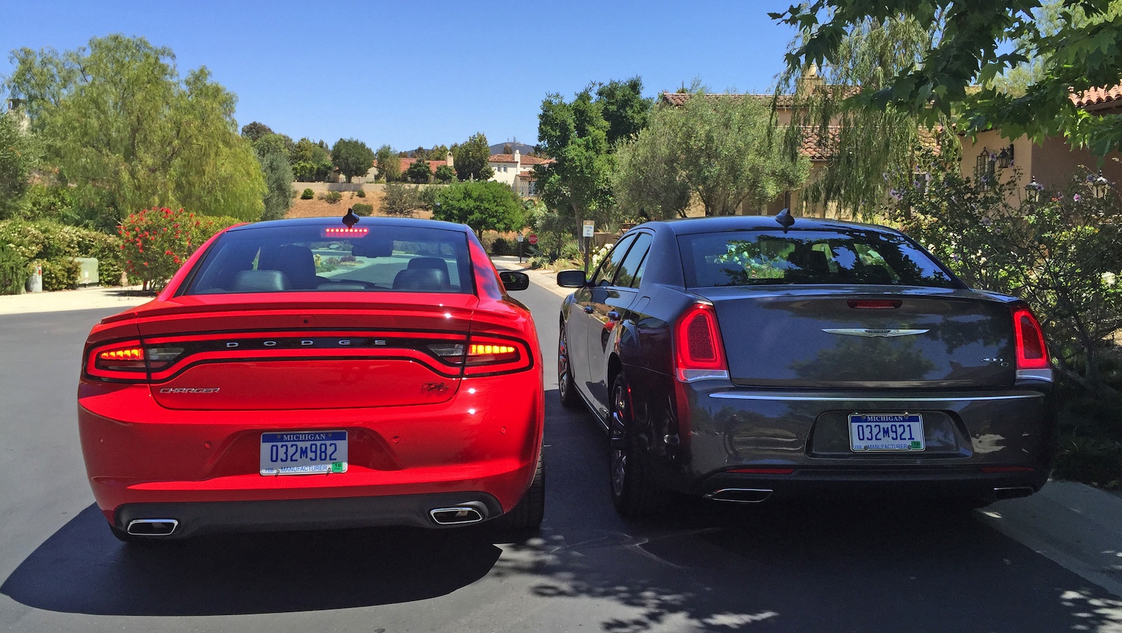 Car Wars Chrysler 300c Vs Dodge Charger Which Car Has The Better